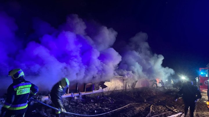 FOTO Incendiu puternic în satul Mereșeni, raionul Hîncești. Au intervenit 8 echipaje de salvatori