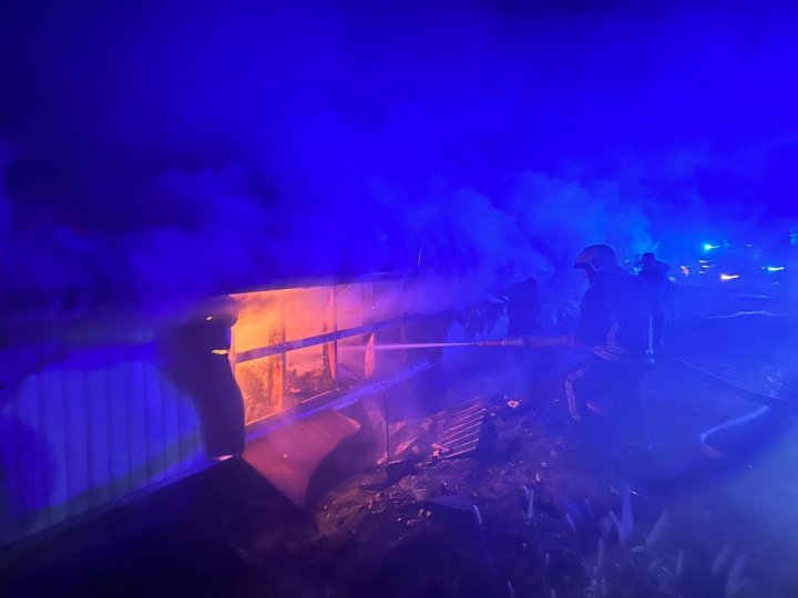 FOTO Incendiu puternic în satul Mereșeni, raionul Hîncești. Au intervenit 8 echipaje de salvatori