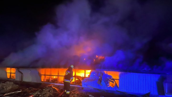 FOTO Incendiu puternic în satul Mereșeni, raionul Hîncești. Au intervenit 8 echipaje de salvatori