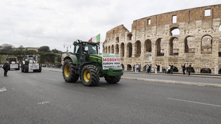 Agricultorii italieni protestează în centrul Romei