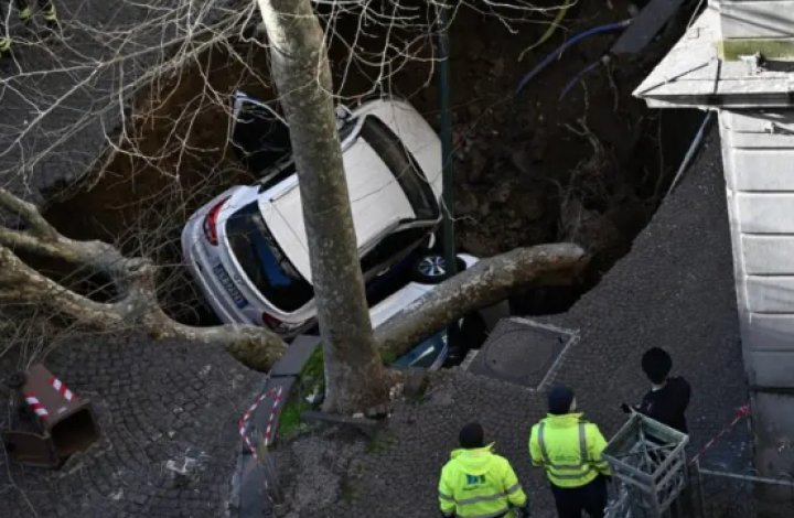 O stradă s-a SURPAT în Italia. Două mașini, brusc înghițite de groapa uriașă VIDEO/FOTO