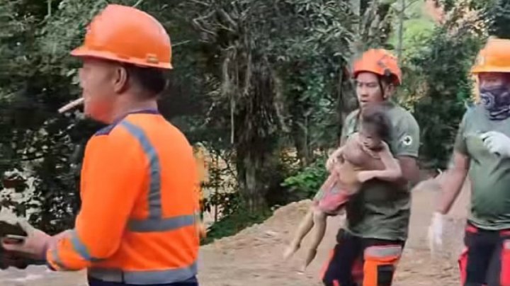 Un adevărat MIRACOL! O fetiţă de trei ani şi un bebeluş, GĂSIŢI în viață după 60 de ore de la alunecarea de teren din Filipine (FOTO)