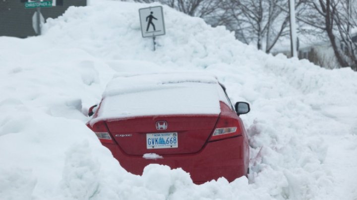(GALERIE FOTO) Estul Canadei, lovit de o furtună de zăpadă „istorică”. A fost mobilizată armata pentru a ajuta la curățarea drumurilor 