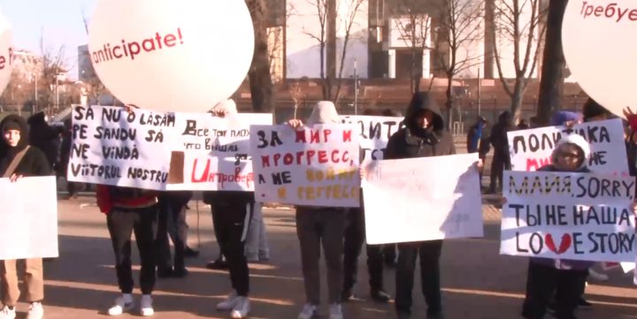 PROTEST la Parlament cu pancarte şi baloane gigantice. Partidul „Renaștere” a chemat oamenii în stradă, sub sloganul "Moldova fără PAS, Moldova fără Sandu!"
