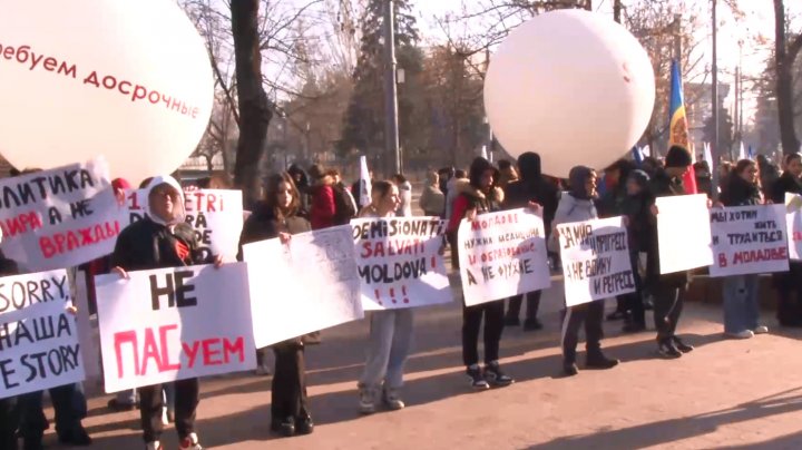 PROTEST la Parlament cu pancarte şi baloane gigantice. Partidul „Renaștere” a chemat oamenii în stradă, sub sloganul "Moldova fără PAS, Moldova fără Sandu!"