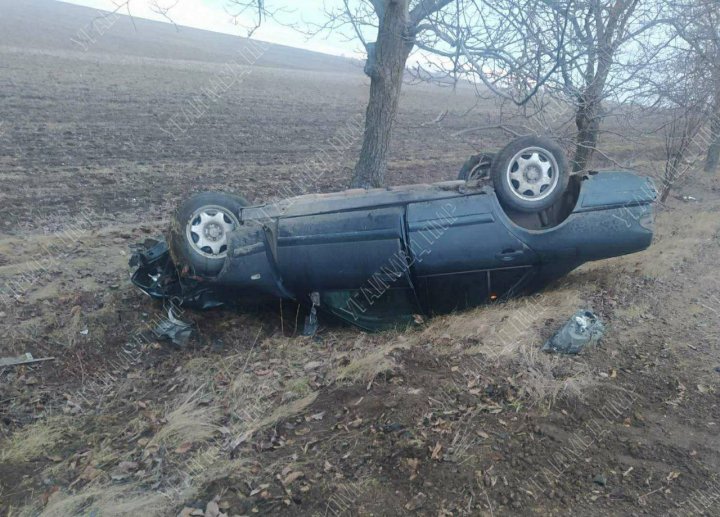 ( VIDEO) Accident grav în stânga Nistrului, după ce o maşină a derapat de pe şosea, s-a izbit de un copac și s-a răsturnat. Două persoane, transportate la spital