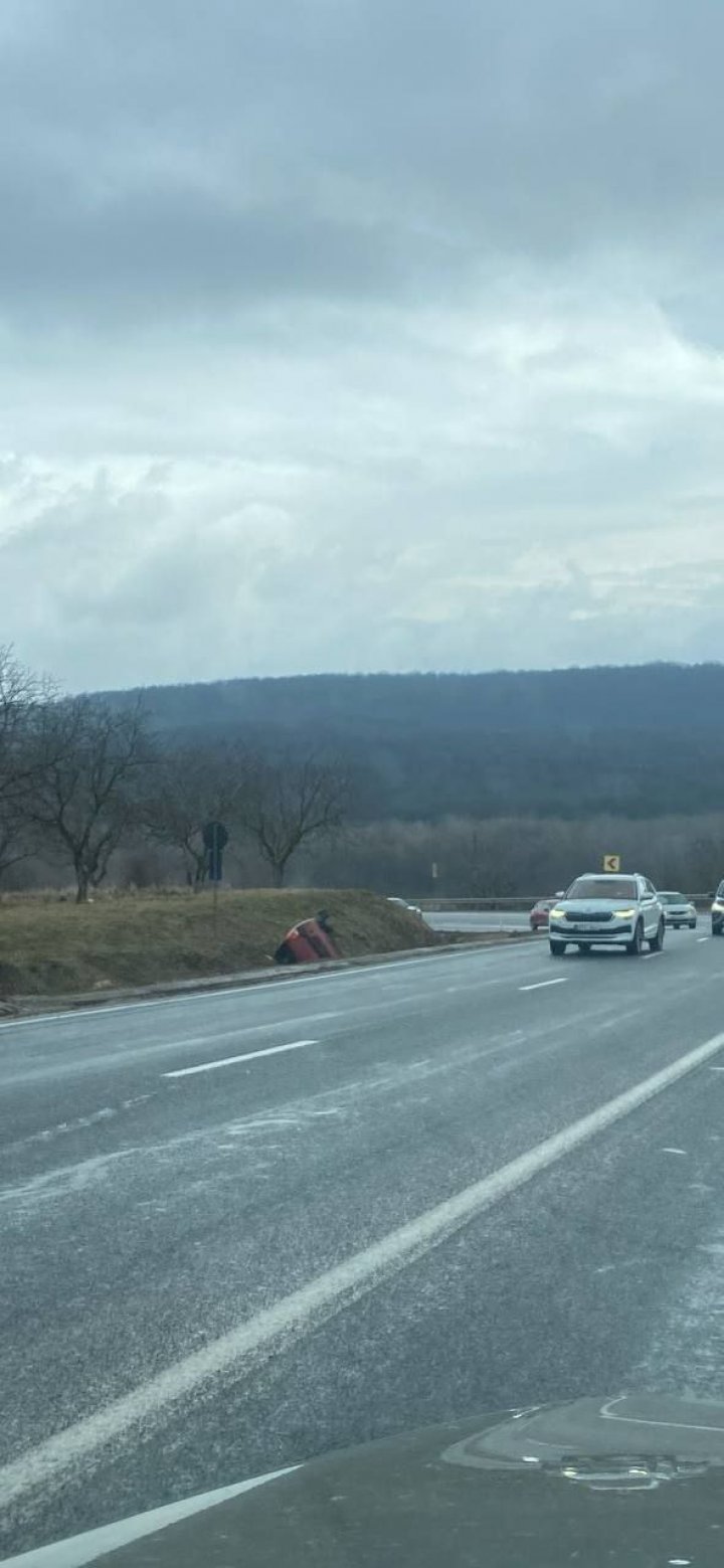 Automobil răsturnat pe traseul R-6 din raionul Orhei FOTO