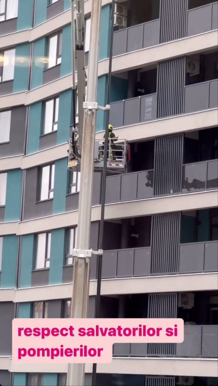 Un copil de 2 ani plângea în hohote la balconul unui bloc de locuit de pe strada Bogdan-Voievod din Capitală. Pompierii au intervenit de urgență FOTO