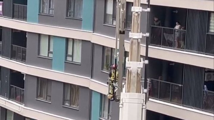 Un copil de 2 ani plângea în hohote la balconul unui bloc de locuit de pe strada Bogdan-Voievod din Capitală. Pompierii au intervenit de urgență FOTO