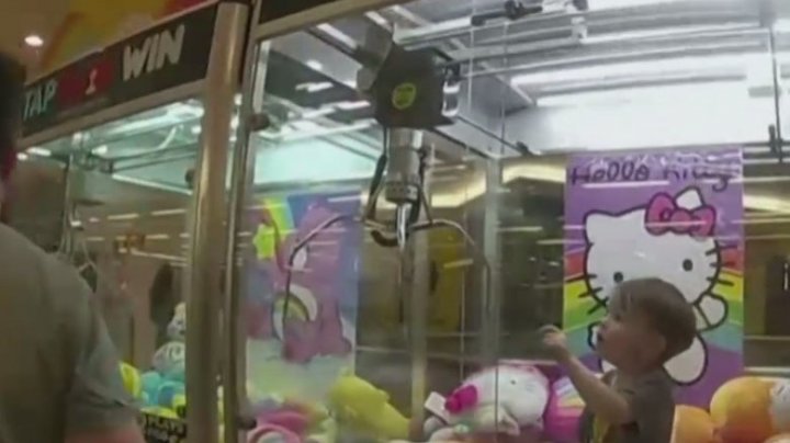 Vizită cu peripeții la mall: Un copil s-a furișat într-un aparat cu jucării și a rămas blocat acolo