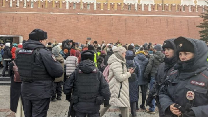 Jurnalişti arestaţi la Moscova în timpul unui protest al soțiilor soldaților care luptă în Ucraina. Un reporter AFP a fost luat cu duba