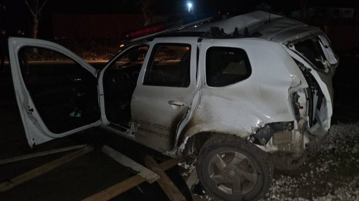 (FOTO) Accident grav cu implicarea mașinii Serviciului Vamal. Unul dintre șoferi a ajuns la spital