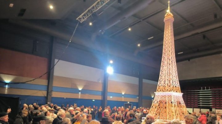 Un bărbat a lucrat 8 ani la un model de peste 7 metri înălțime al Turnului Eiffel făcut din chibrituri, dar recordul i-a fost invalidat
