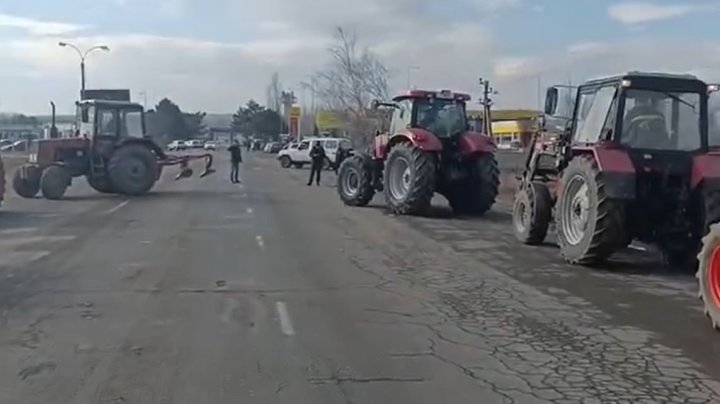 Fermierii continuă protestele: Vama Leușeni blocată cu tractoare VIDEO