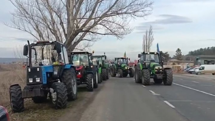 (VIDEO) Fermierii din mai multe raioane au ieşit astăzi cu tractoarele la PROTEST pe mai multe trasee naționale