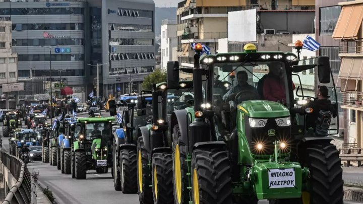Fermierii greci intră cu tractoarele în Atena pentru a protesta față de creșterea costurilor. Premier: „Nu mai avem nimic de dat” 