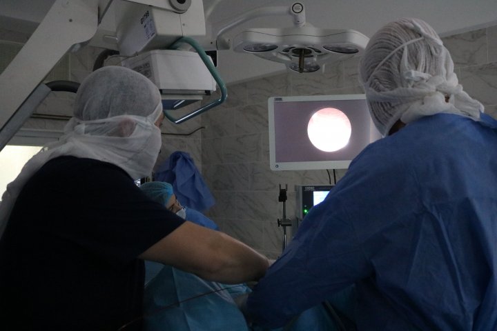 În PREMIERĂ, la Spitalul Clinic Bălți a fost efectuată prima intervenție endoscopică unui copil de 12 ani. IMAGINI din SALA DE OPERAŢIE