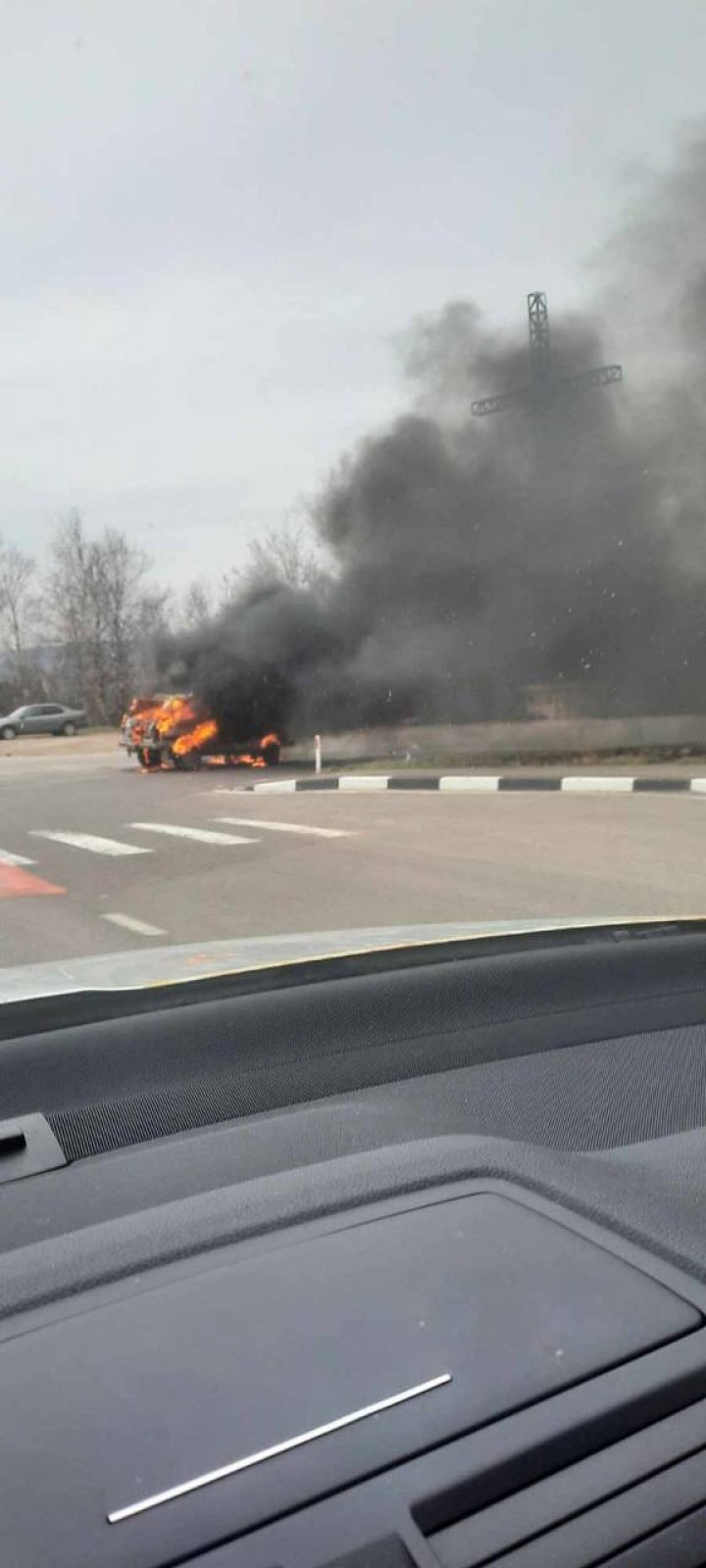 FUM dens şi negru. Un automobil, cuprins de FLĂCĂRI URIAŞE, la Nisporeni (FOTO)