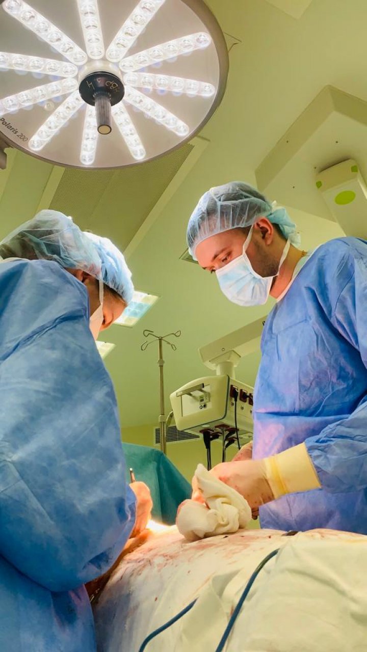 Caz emoționant la Spitalul Republican. Și-a salvat fratele mai mare donându-i o parte din ficat. IMAGINI din sala de operaţie