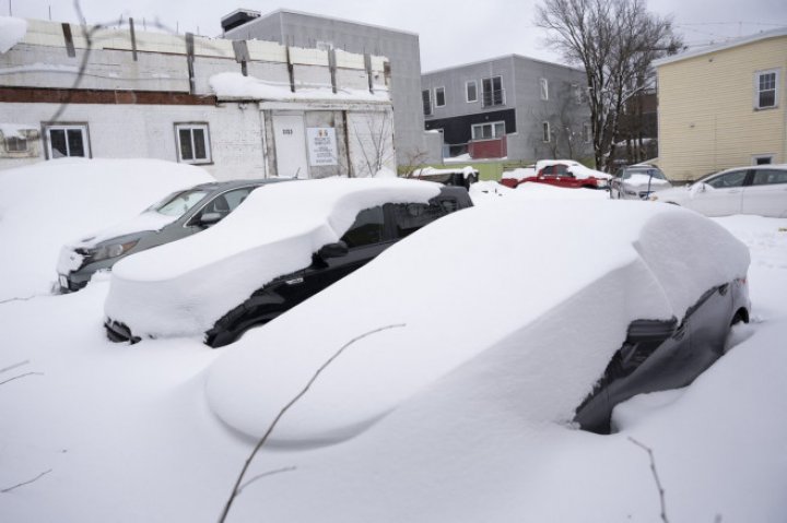 (GALERIE FOTO) Estul Canadei, lovit de o furtună de zăpadă „istorică”. A fost mobilizată armata pentru a ajuta la curățarea drumurilor 