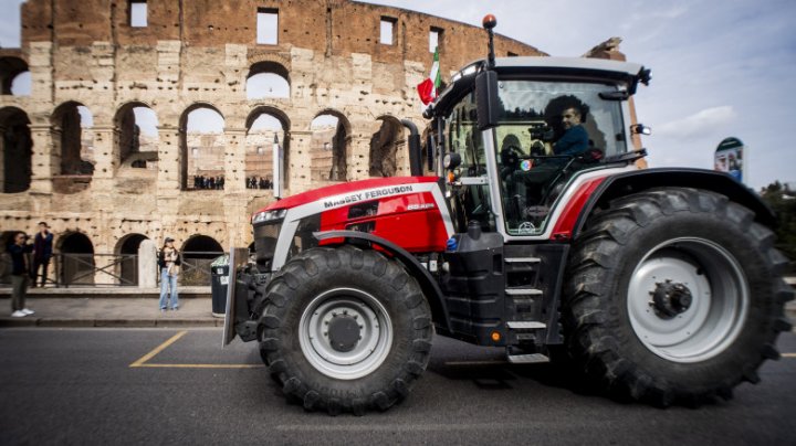 (VIDEO) Agricultorii italieni protestează cu tractoarele de-a lungul Colosseumului