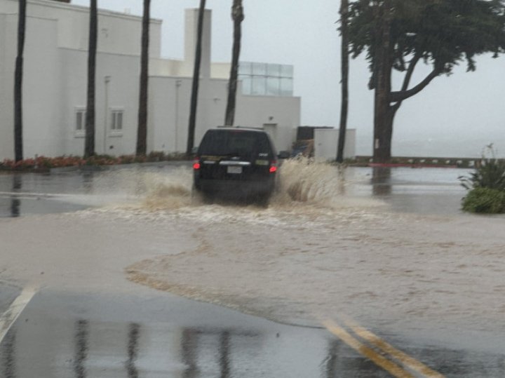 (FOTO) Stare de urgență în California din cauza unei vijelii cu forța unui uragan. Inundații în Los Angeles: "O furtună istorică"  