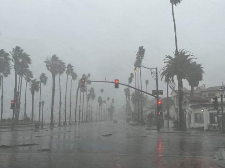 (FOTO) Stare de urgență în California din cauza unei vijelii cu forța unui uragan. Inundații în Los Angeles: "O furtună istorică"  