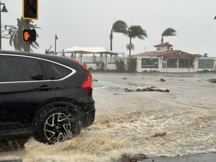 (FOTO) Stare de urgență în California din cauza unei vijelii cu forța unui uragan. Inundații în Los Angeles: "O furtună istorică"  