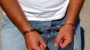 14 февраля два вора ограбили квартиру, открыв дверь самодельным устройством