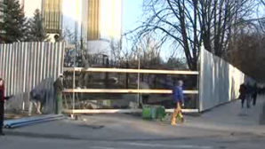 Ветер снес временное ограждение вокруг здания администрации президента 