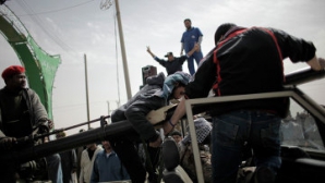 Силы ливийской оппозиции потеряли ключевой нефтяной порт Рас-Лануф