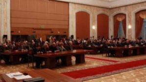 Депутаты собираются на заседание парламента