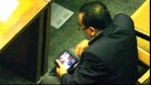 Индонезийского депутата поймали в момент просмотра порнофильмов на пленарном заседании