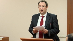 Тэнасе утверждает, что он пока еще министр юстиции. Юристы считают иначе