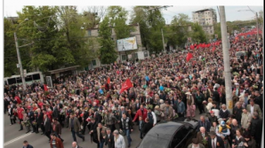 С флагом "Игорь Додон - решение для Кишинева" ПКРМ маршировала по столице