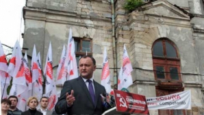 "Додон скрывает знаки отличия Коммунистической партии, чтобы получить как можно большее число голосов"