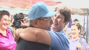 Гимпу раздавал фартуки и кепки с логотипом партии на рынке