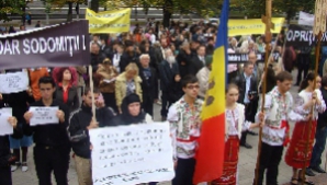 Протест антипротест: Коалиция против дискриминации пикетировала Митрополию Молдовы