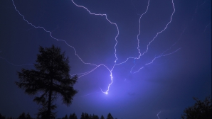 С 12 часов дня ожидаются кратковременные дожди, град и сильный ветер