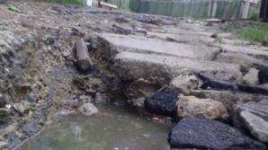 Жители Дурлешт недовольны состоянием дорог: Перед выборами нам обещали залатать их