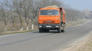 Грузовики с песком разрушают дороги (ФОТО)
