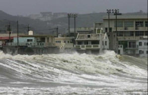Буйство стихии: на Японию обрушился тайфун, Аризону накрыла песчаная буря 
