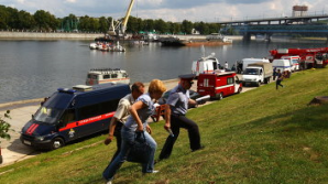 Затонувший в Москве-реке катер поднят на поверхность