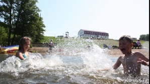 Десятки детей купаются в озёрах Кишинёва без присмотра родителей