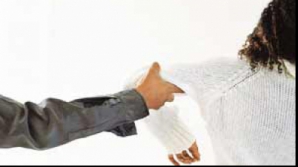 Инспектор ЦБЭПК подозревается в сексуальной эксплуатации девушки. ЦБЭПК: Случай "позорный"