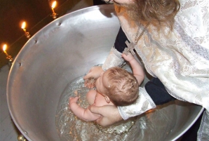 Священник, подозреваемый в убийстве младенца, продолжает крестить детей. Прокуратура разводит руками