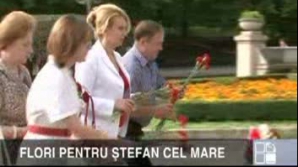 Политики и простые горожане возложили цветы к памятнику Штефана чел Маре