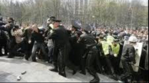 Двое полицейских были задержаны по делу о 7 апреля 2009