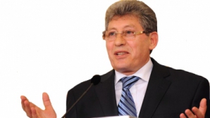 В парламенте. Гимпу сел на место коммунистов. Лупу: Нашли, где сесть. Гимпу: Чтобы микрофон не заржавел