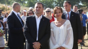 Фестиваль Gustar в "Старом Оргееве". Филат сыграл на дудочке, попробовал национальные блюда и купил метлу 